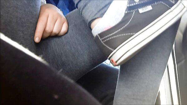 Zwei hypnotisierende Chicks geben einem mutter sohn sex erregten Kerl einen blasen