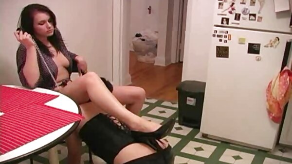 Schüchternes japanisches sex mit der mutter in der küche Mädchen wird in Doggystellung unter dem Rock schlecht gefickt