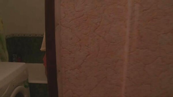 Gut bestückter Hengst lässt seinen Schwanz sex mit mama kostenlos von zwei geilen Schlampen polieren