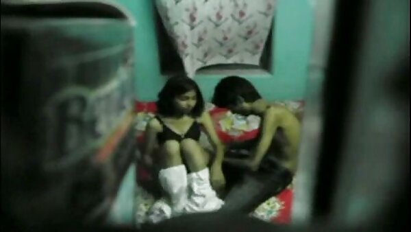 Zwei brutzelnde Babes mutti braucht sex werden in Doggy- und Seitwärtsstellungen anal gefickt