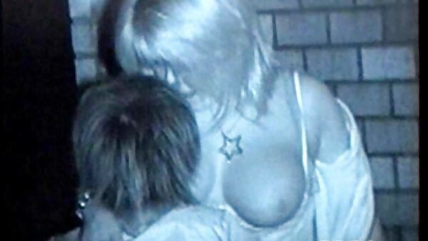 Zwei vollbusige Lesben knallen sich gegenseitig mit einem Dildo in die Fotzen sex mit geiler tochter