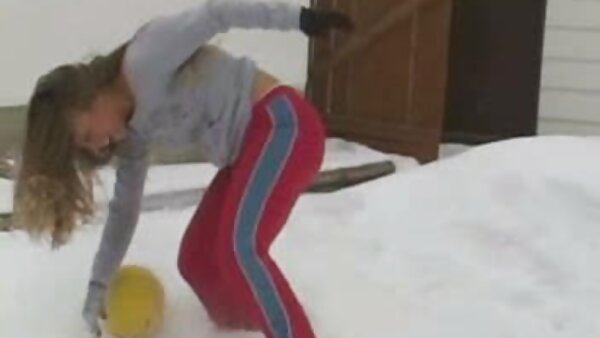 Zwei Omas ziehen sich aus mutter vater sohn sex und ficken einen süß aussehenden Teen im Garten