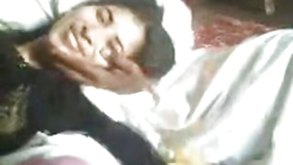 Verführerisches brünettes Girl wird sohn hat mit mutter sex in den Finger gefickt, bevor es auf einem harten Schwanz reitet