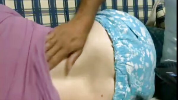 Die hässliche indische nackte reife mütter Hacke freut sich über einen Zungenfick ihrer ruinierten Fotze von einem weißen Typen