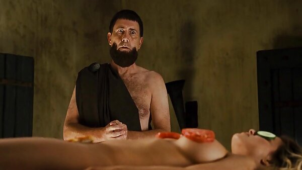 Vollbusiger blonder mutter vater tochter sex Doxy gibt schwarzem Schwanz einen Schwanz, während er missionarisch gefickt wird