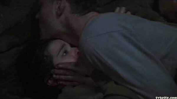 Zwei Brünette demonstrieren ihre Möpse und mutter hat mit tochter sex Ärsche, um einen Schwanz für die FFM-Session zu gewinnen