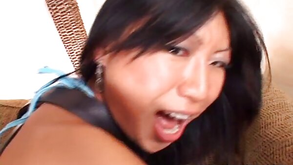 Zwei kurvenreiche gratis sexfilme mutter Frauen lutschen abwechselnd seinen harten Schwanz