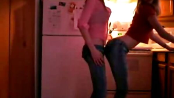 Facesitting-Zeit mit der charmanten, schlanken german mutter porn und natürlichen Lesbe namens Carter Cruise