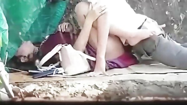 Süßer blonder Ladyboy liegt auf den Knien und lutscht mutter sex videos zwei Schwänze