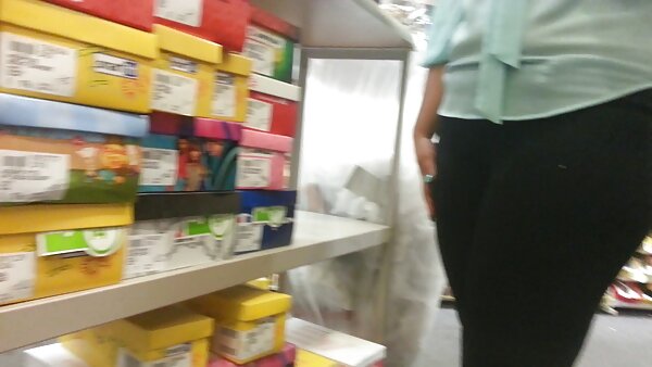 Die beutereiche Lehrerin Charlie Rose beugt sich vor und deutsche mutter hat sex zeigt ihre saftige Muschi