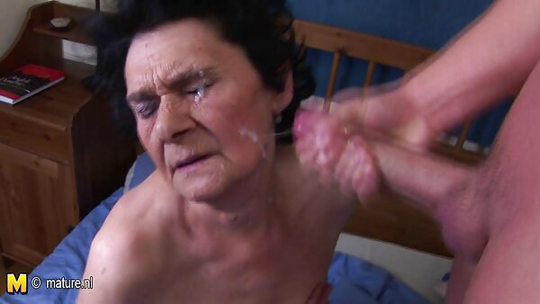 Bonny Nina James hat Sexspiel tante will sex mit ihrer schicken Freundin in der Nähe des Swimmingpools