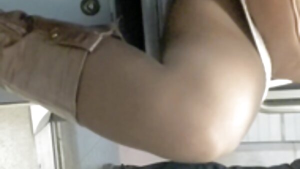 Zwei sohn mit mutter sex üppige Mädchen spielen Strip-Poker und leben, als gäbe es kein Morgen