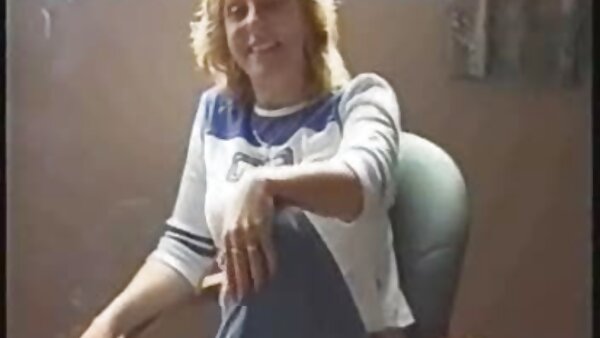 Zwei perverse Schlampen sex mit der mutter im urlaub lecken und lutschen den Schwanz, der einem geilen Typen mit Maske gehört