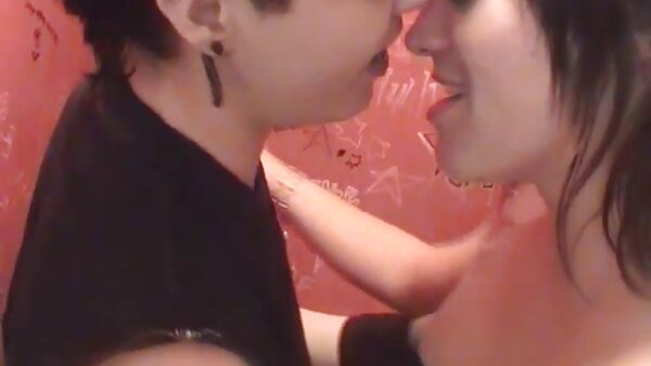 Die sexsüchtige Brünette Amirah mutter und tochter sex videos Adara wird von zwei Typen gefickt