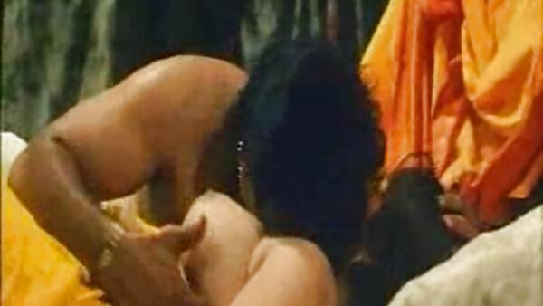 Zwei umwerfende Babes lassen sich sex mit geilen müttern im Missionars- und Cowgirl-Stil ficken