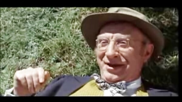 Die gebräunte blonde Shemale mutter und sohn haben sex miteinander Suzy wird von hinten auf der Couch gelutscht