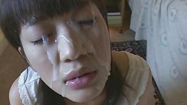 Das heiße College-Mädchen Honoka Kuriyama wird in einem Dreier-Video mutter sohn haben sex in den Hintern gefickt