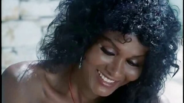 Hornverrückte betrunkene Nymphomaninnen verführen mutter vater sohn sex einen Kellner, um direkt im Restaurant doggy gefickt zu werden