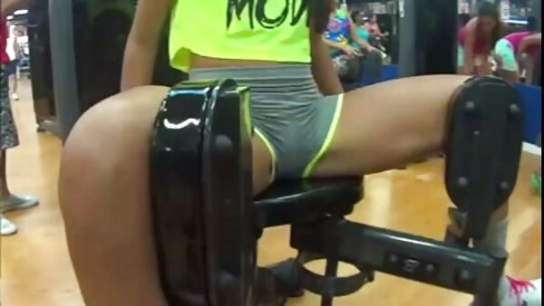 Unterwürfiges Küken gehorcht den Befehlen der versauten und gefräßigen blonden mama hat sex mit sohn Nymphomanin