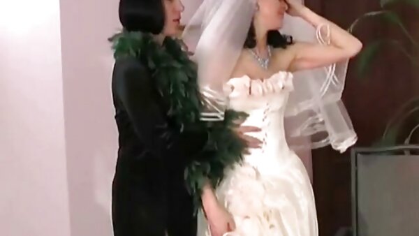 Das ziemlich langbeinige, hübsche, brünette Mädel Ivanna sex mit geiler mutter wird von Typen in seitlicher Pose gestoßen