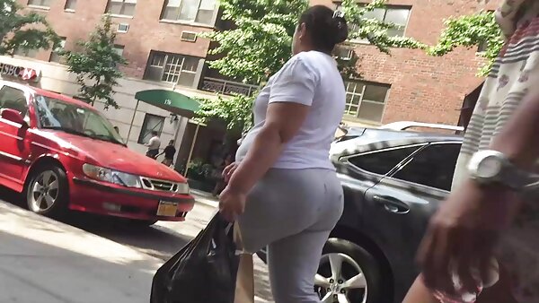 Zwei sexy Tussis mutter lehrt tochter sex Lani Courtney geben auf Knien stehenden Blowjob
